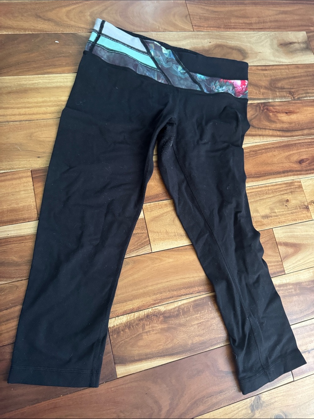 Lululemon athletics Black Capri Leggings floral Stripe Waistband reversible 6